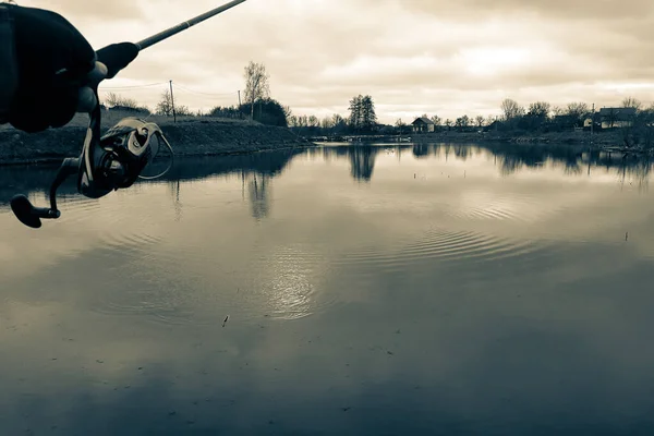 ไพค ตกปลาบนทะเลสาบ — ภาพถ่ายสต็อก