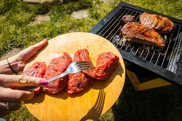 Steaks Grillen Campen Tragbarer Grill — Stockfoto