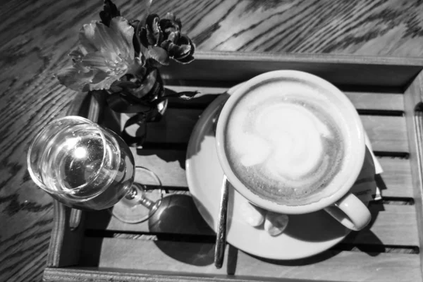 Bir Kafede Tepside Kahve — Stok fotoğraf