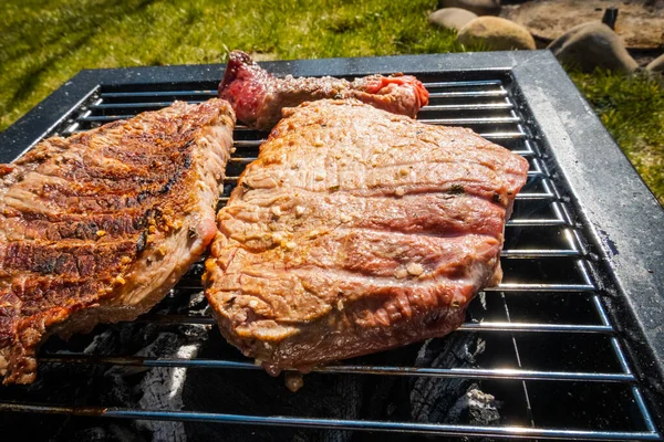 Steaks Grillen Campen Tragbarer Grill — Stockfoto