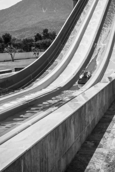 Jongen Rijdt Een Dia Het Waterpark — Stockfoto