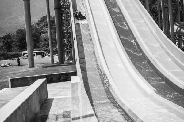 Menino Monta Slide Parque Aquático — Fotografia de Stock