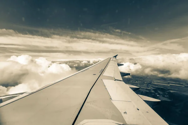 비행기 창문에서 비행기 — 스톡 사진