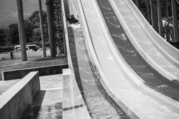 Menino Monta Slide Parque Aquático — Fotografia de Stock