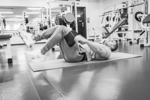 Een Man Gaat Sporten Sportschool — Stockfoto