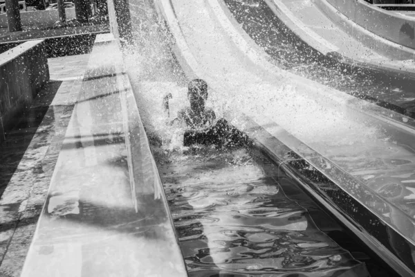 Menino Monta Slide Parque Aquático — Fotografia de Stock