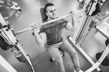 Bir adam spor salonuna gider.