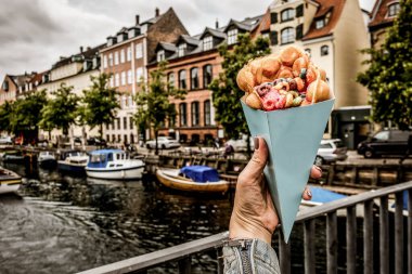 Kopenhag, Danimarka - 15 Temmuz 2019. Kopenhag 'ın arka planında dondurma waffle' ı