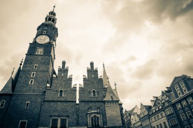 Wroclaw, Polonya - 15 Haziran 2019 Wroclaw Evleri ve Wroclaw şehrinin sokakları. Şehir manzarası