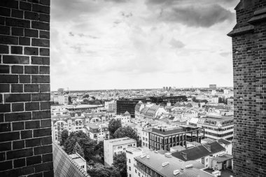 Wroclaw, Polonya - 15 Haziran 2019 Wroclaw Evleri ve Wroclaw şehrinin sokakları. Şehir manzarası