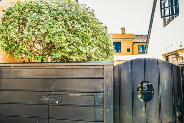 Resimli bir köyde güzel bir Danimarka mimarisi