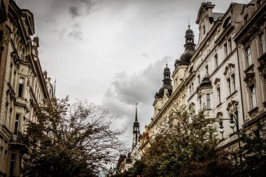 Prag, Çek Cumhuriyeti - 21 Eylül 2019. Güz Prag 'ın güzel sokakları ve mimarisi