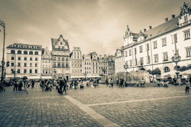 Eski renkli evleri olan Wroclaw merkez pazar meydanı