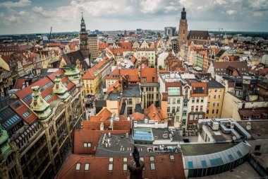 Wroclaw, Polonya - 15 Haziran 2019 Wroclaw Evleri ve Wroclaw şehrinin sokakları. Şehir manzarası