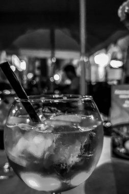 Akşam kafesinde Aperol kokteyli.