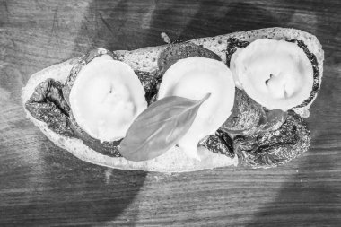 Sandviç ve kahve, bir kafede kahvaltı.