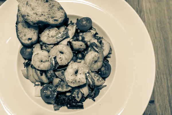 Insalata Con Gamberetti Verdure Alla Griglia Sfondo — Foto Stock