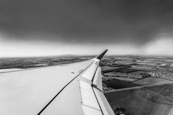 Näkymä Lentokoneen Ikkunasta Siipi — kuvapankkivalokuva