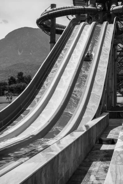 Jongen Rijdt Een Dia Het Waterpark — Stockfoto