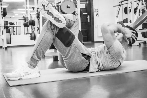 Een Man Gaat Sporten Sportschool — Stockfoto