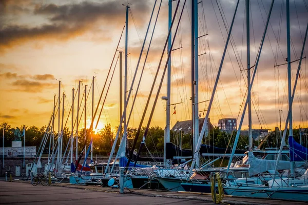 Hermoso Muelle Por Noche Con Hermosos Yates Vela —  Fotos de Stock