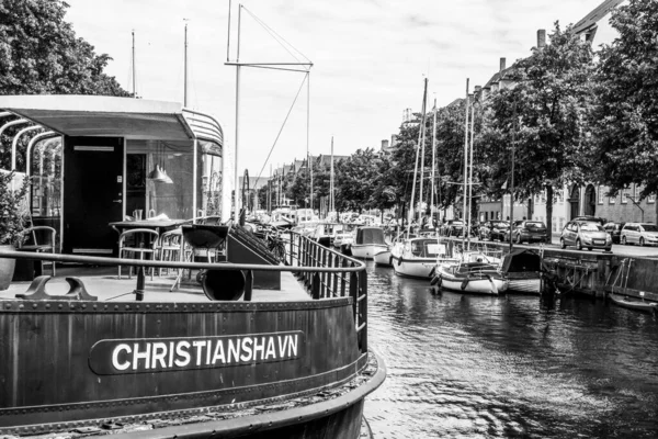 Barevné Historické Domy Staré Dřevěné Lodě Nacházejí Kanálu Slavného Christianshavn — Stock fotografie