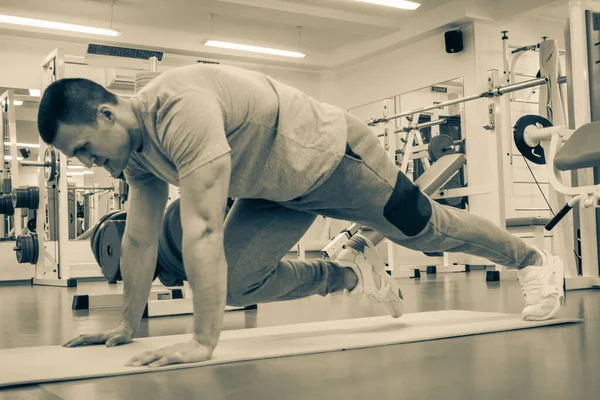 Hombre Hacer Deporte Gimnasio — Foto de Stock