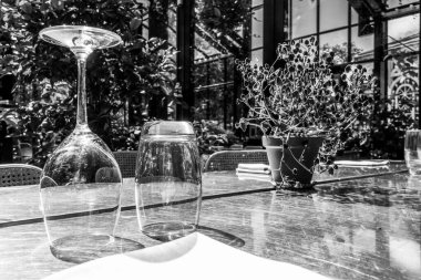 Parkta güzel bir açık hava restoranı var.