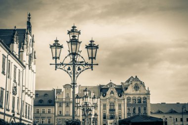 Eski renkli evleri olan Wroclaw merkez pazar meydanı