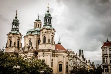 Prag, Çek Cumhuriyeti - 21 Eylül 2019. Güz Prag 'ın güzel sokakları ve mimarisi