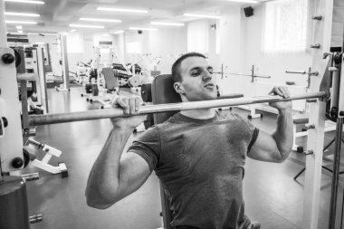 Bir adam spor salonuna gider.