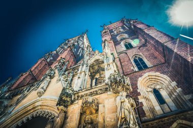 Muhteşem Mimarlık ve Kırbaç Kiliseleri