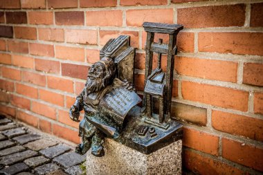 Wroclaw, Polonya - 15 Haziran 2019 Wroclaw Evleri ve Wroclaw şehrinin sokakları. Şehir manzarası