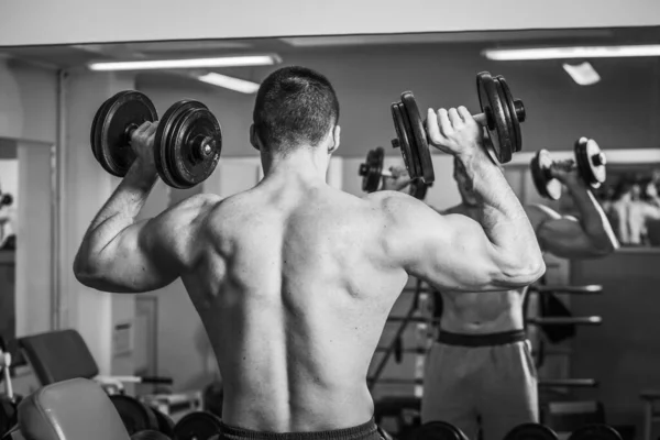 Hombre Entrena Gimnasio Fitness Deporte Salud —  Fotos de Stock