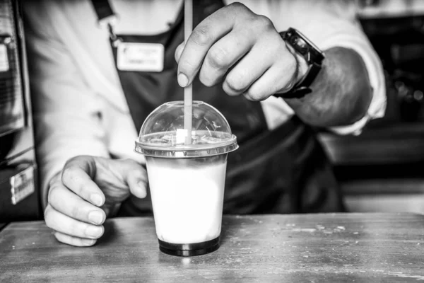 Barista Dělá Kávu Kavárně Pozadí — Stock fotografie