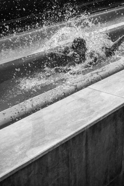 Garçon Monte Toboggan Dans Parc Aquatique — Photo