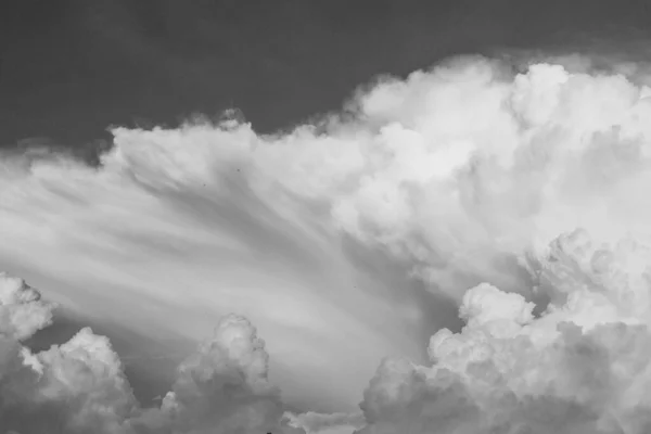 Mooie Wolken Aan Hemel Bij Zonsondergang — Stockfoto