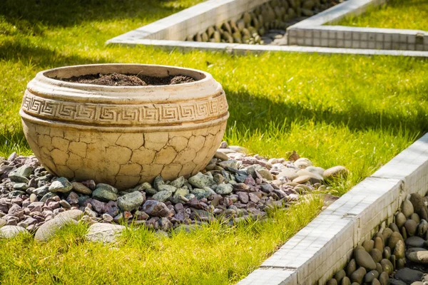 아름다운 정원에 아름다운 암포라 — 스톡 사진