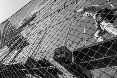 Çocuk ip parkında oynuyor.