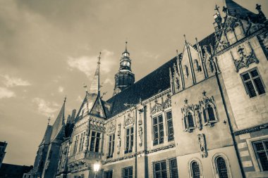 Eski renkli evleri olan Wroclaw merkez pazar meydanı