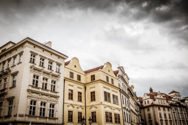 Prag, Çek Cumhuriyeti - 21 Eylül 2019. Güz Prag 'ın güzel sokakları ve mimarisi