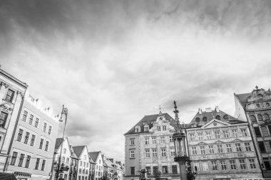 Eski renkli evleri olan Wroclaw merkez pazar meydanı