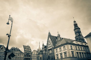 Wroclaw, Polonya - 15 Haziran 2019 Wroclaw Evleri ve Wroclaw şehrinin sokakları. Şehir manzarası