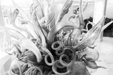 Masanın üzerinde güzel cam bileşimi var.