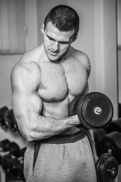 Hombre Entrena Gimnasio Fitness Deporte Salud —  Fotos de Stock