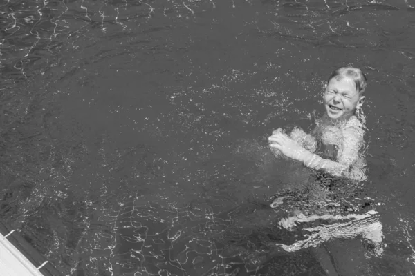 Αγόρι Πηδάει Στην Πισίνα — Φωτογραφία Αρχείου