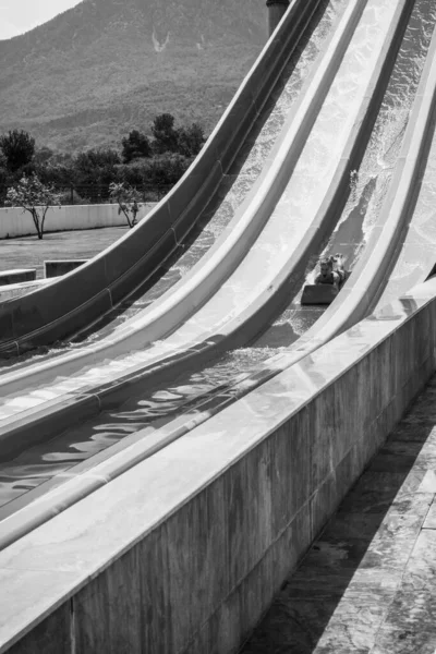 Menino Monta Slide Parque Aquático — Fotografia de Stock