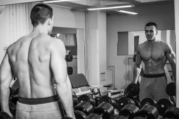 Hombre Entrena Gimnasio Fitness Deporte Salud —  Fotos de Stock