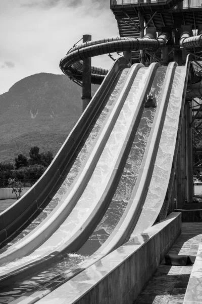 Menino Monta Slide Parque Aquático — Fotografia de Stock