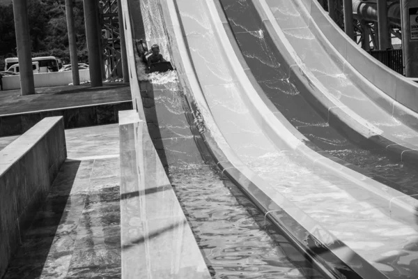 Jongen Rijdt Een Dia Het Waterpark — Stockfoto